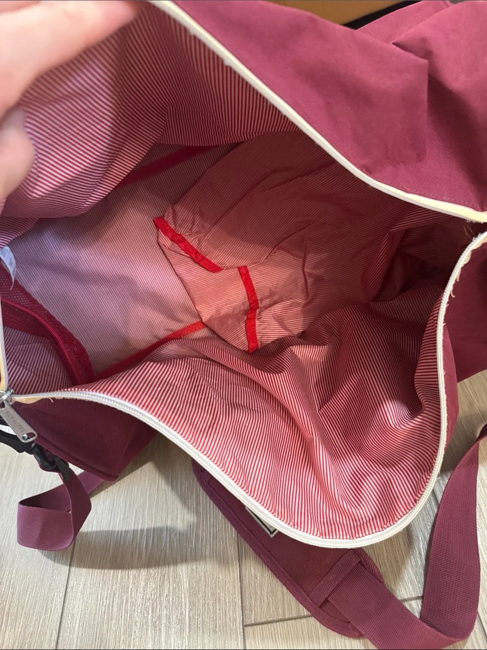 Herschel Novel Duffle Bag Weekender Retail: $120 Vacation Travel Red